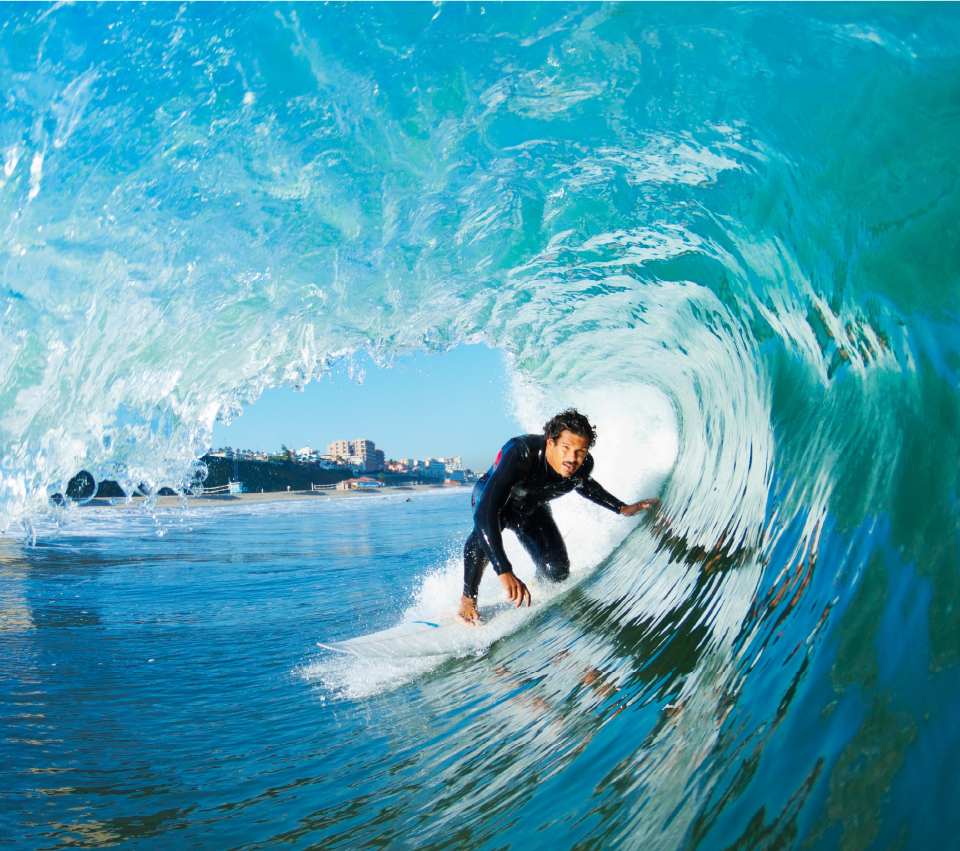 Hombre haciendo surf dentro de una ola